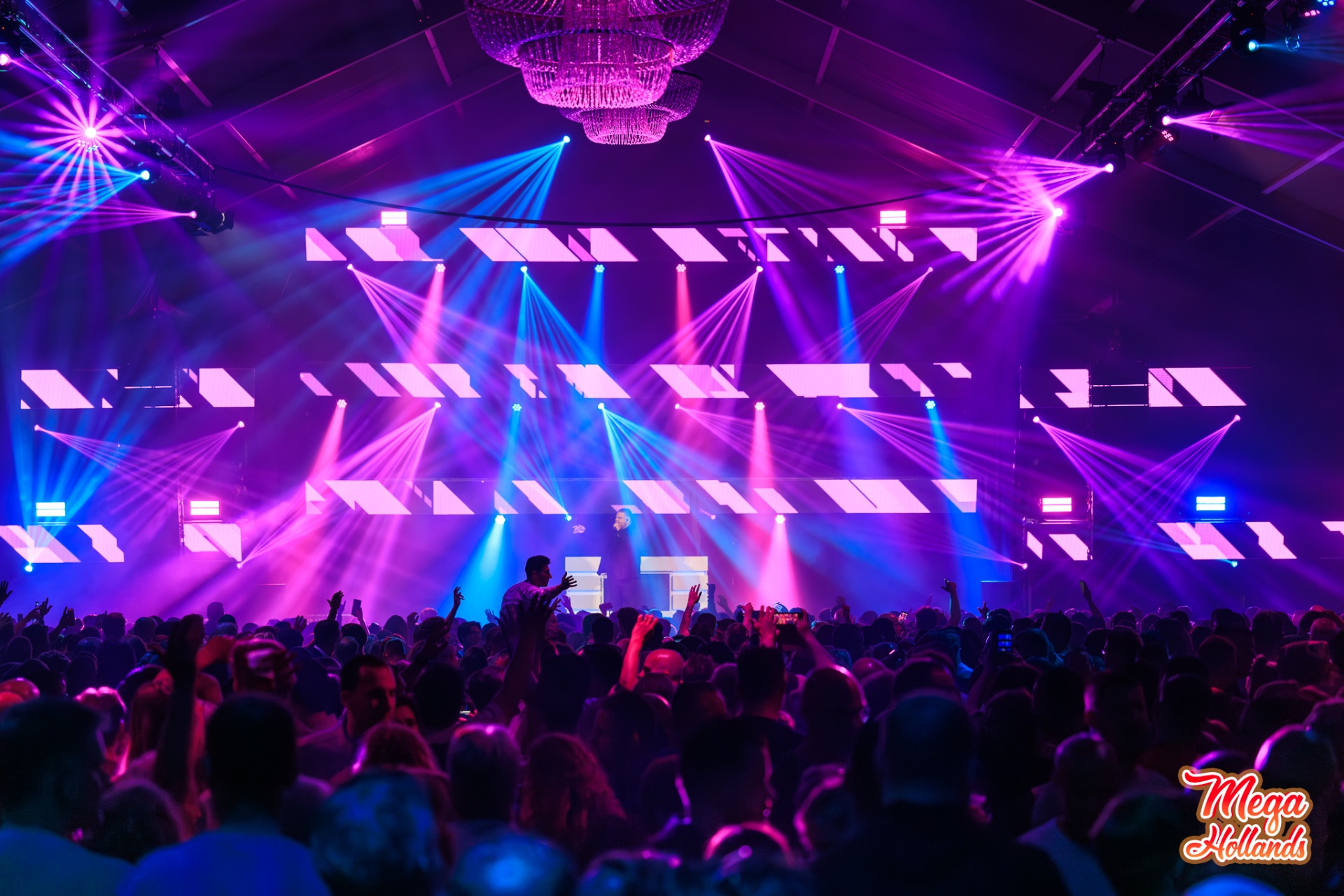Volle zaal met lichtshow en kroonluchter