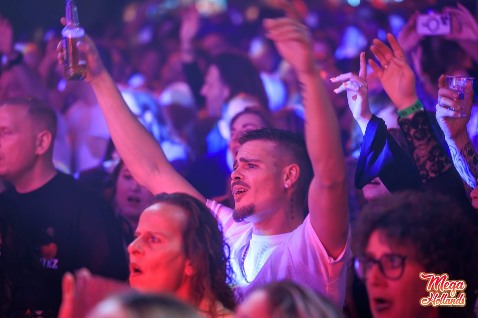 Meezingend publiek in de tent
