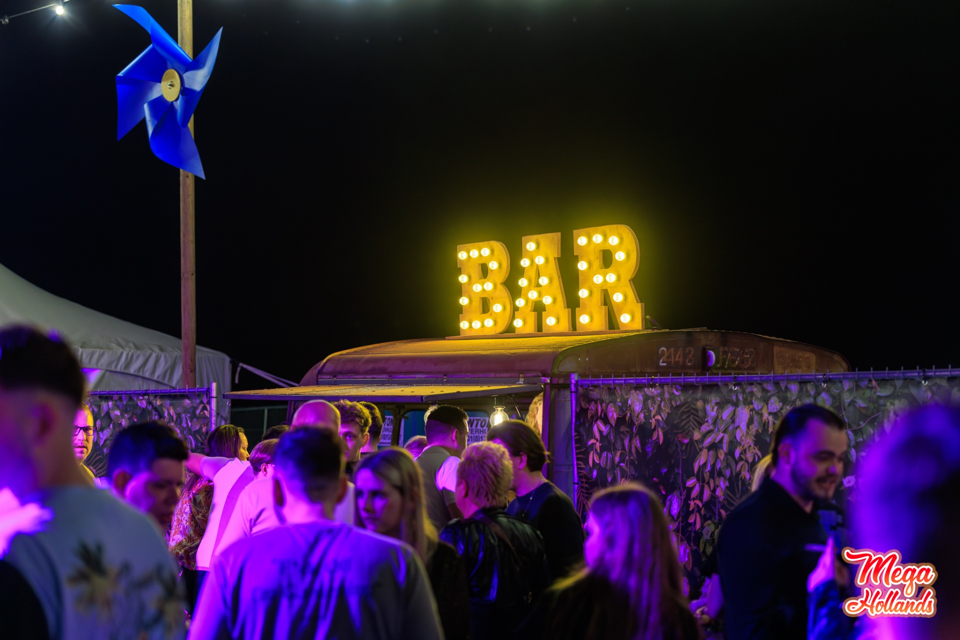 BAR met lampen-letters in de avond