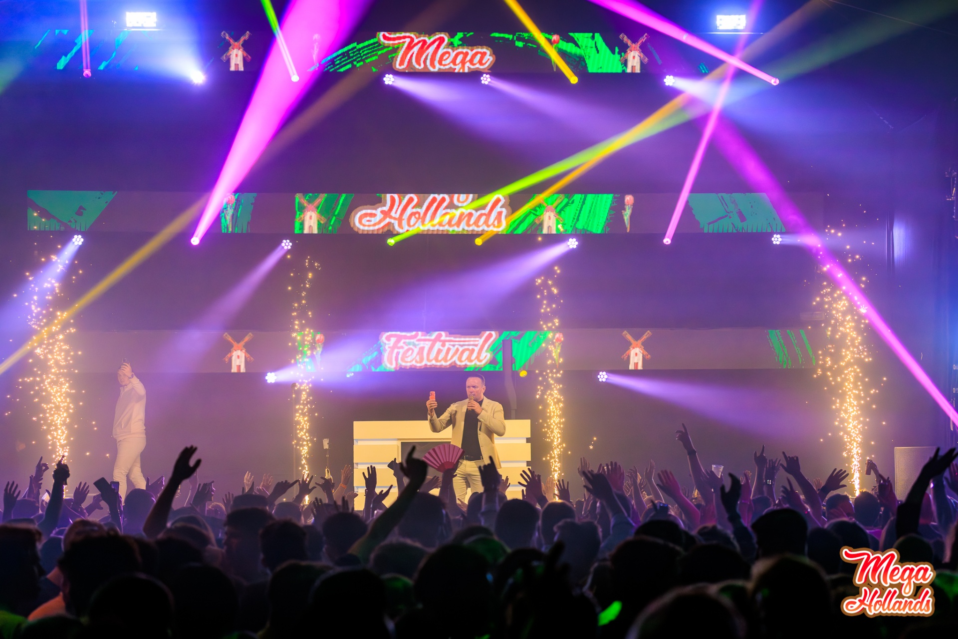 Mega Hollands Festival podium met lasers en vuurwerk