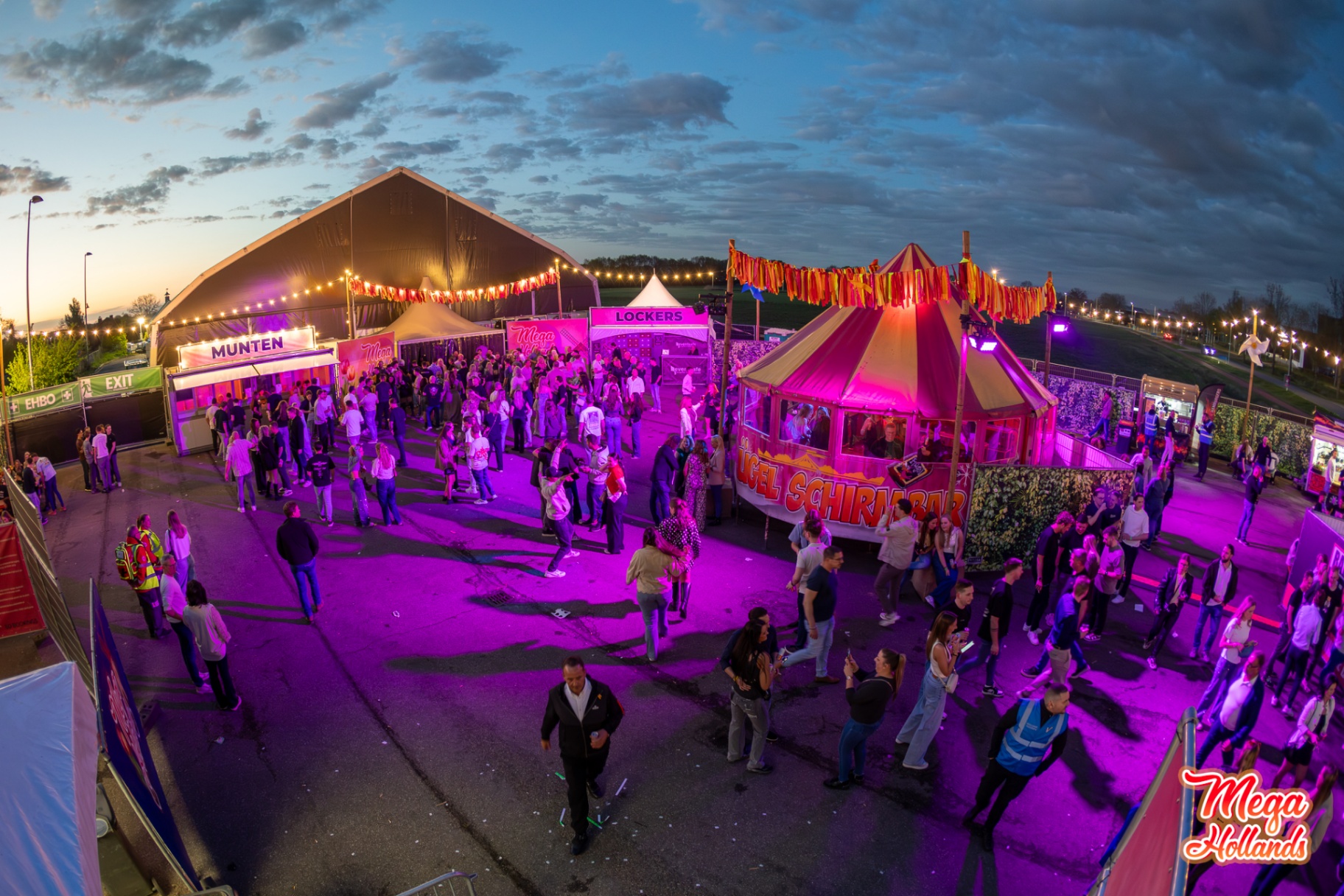 Festivalterrein Rucphen bij zonsondergang met tenten en kraampjes